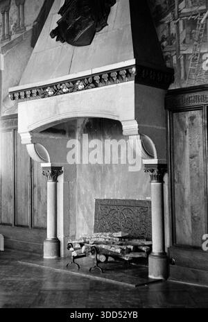 60Er Jahre, 26.08.1967, Deutschland, Solingen, Solingen-Burg, Landkreis Burg an der Wupper, Bergisches Land, Rheinland, Nordrhein-Westfalen, NRW, Burg Burg, unaufhörlicher Sitz der Grafen und Herzöge von Berg, Innenansicht, offener Kamin im Rittersaal Stockfoto