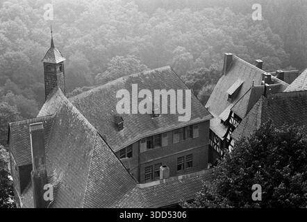60Er Jahre, 26.08.1967, Deutschland, Solingen, Solingen-Burg, Landkreis Burg an der Wupper, Bergisches Land, Rheinland, Nordrhein-Westfalen, NRW, Burg, unberührter Sitz der Grafen und Herzöge von Berg, Bergburg, Blick vom Bergfried-Burgturm nach Süden auf die Burggebäude Stockfoto