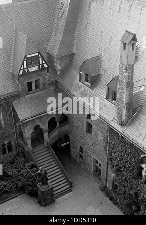 60Er Jahre, 26.08.1967, Deutschland, Solingen, Solingen-Burg, Landkreis Burg an der Wupper, Bergisches Land, Rheinland, Nordrhein-Westfalen, NRW, Burg, unaufhörlicher Sitz der Grafen und Herzöge von Berg, Bergburg, Details des Schlossgeländes, Innenhof, Außentreppe Stockfoto