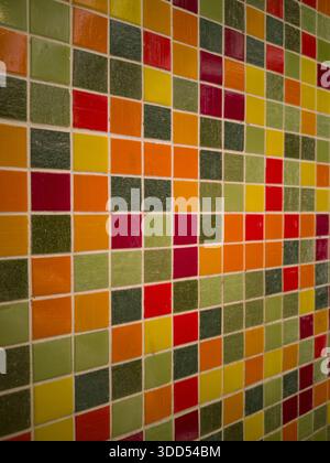 Farbenfroher Mosaikfliesen Hintergrund mit geometrischem quadratischem Muster. Klare, moderne Textur, geeignet für Design, Branding, Websites, Präsentationen Stockfoto