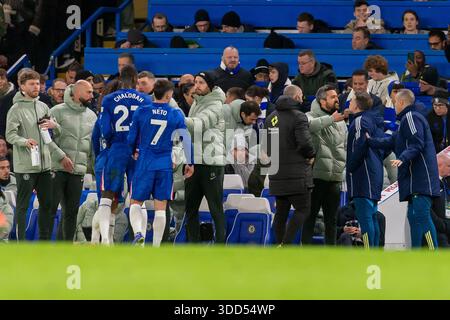 Stamford Bridge, London, Großbritannien. Dezember 2025. Chelsea und Aston Villa Hinterzimmermitarbeiter reagieren miteinander während des Premier League-Spiels zwischen Chelsea und Aston Villa in Stamford Bridge, London am Samstag, den 27. Dezember 2025. (Foto: David Watts | MI News) Credit: MI News & Sport /Alamy Live News Stockfoto