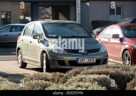 Ostrava, Tschechien - 18. Dezember 2023: Grünes Auto Nissan Tiida C11 parkt auf der Straße Stockfoto