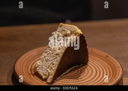 Nahaufnahme eines authentischen San Sebastian Basque Burned Cheesecake Stockfoto