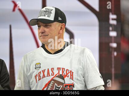 6. Dezember 2025 Trainer Joey McGuire der Texas Tech Red Raiders nach dem NCAA Football Spiel zwischen den BYU Cougars The und den Texas Tech Red Raiders im McLane Stadium in Waco, Texas. Matthew Lynch/CSM Stockfoto