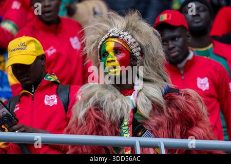 Tanger, Marokko. Dezember 2025. Senegalesische Fans genießen die Atmosphäre beim Afrika-Cup der Nationen (CAN) 2025 Gruppenspiel zwischen Senegal und DR Kongo im Grand Stade de Tanger in Tanger, Marokko, am 27. Dezember 2025. (Foto: Andrew SURMA/SIPA USA). Quelle: SIPA USA/Alamy Live News Stockfoto