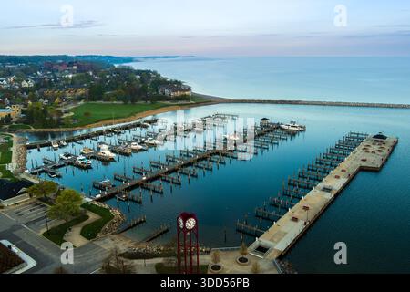Petoskey, MI - 15. Mai 2025: Beschauliche Hafenszene in Petoskey, Michigan Stockfoto