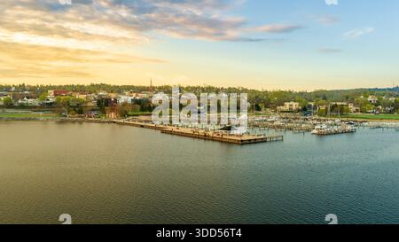 Petoskey, MI - 15. Mai 2025: Marina in Petoskey Michigan am Sunrise Copy-Space Stockfoto