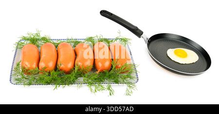 Leckere Frühstücksplatte mit Fleischwürsten und einem Spiegelei in der Pfanne. Dieses helle, hochauflösende Bild eignet sich perfekt für den Lebensmittelmarkt Stockfoto