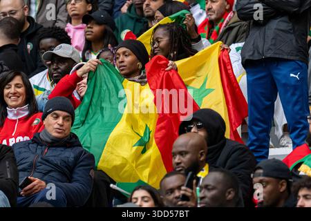 Tanger, Marokko. Dezember 2025. Senegalesische Fans genießen die Atmosphäre beim Afrika-Cup der Nationen (CAN) 2025 Gruppenspiel zwischen Senegal und DR Kongo im Grand Stade de Tanger in Tanger, Marokko, am 27. Dezember 2025. (Foto: Andrew SURMA/SIPA USA). Quelle: SIPA USA/Alamy Live News Stockfoto