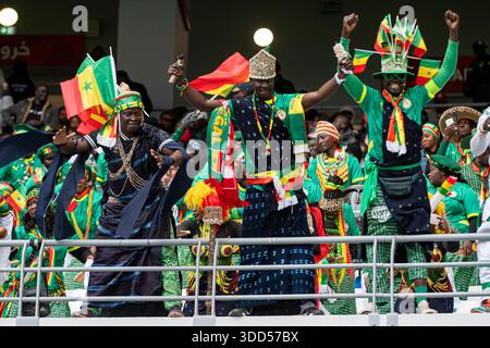 Tanger, Marokko. Dezember 2025. Anhänger des Senegals, das am 27. Dezember 2025 während des Afrika-Cup der Nationen (CAN) 2025 zwischen Senegal und DR Kongo im Grand Stade de Tanger in Marokko gezeigt wurde. (Foto: Andrew SURMA/SIPA USA). Quelle: SIPA USA/Alamy Live News Stockfoto