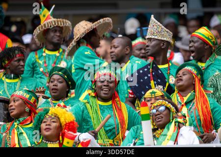 Tanger, Marokko. Dezember 2025. Senegalesische Fans genießen die Atmosphäre beim Afrika-Cup der Nationen (CAN) 2025 Gruppenspiel zwischen Senegal und DR Kongo im Grand Stade de Tanger in Tanger, Marokko, am 27. Dezember 2025. (Foto: Andrew SURMA/SIPA USA). Quelle: SIPA USA/Alamy Live News Stockfoto