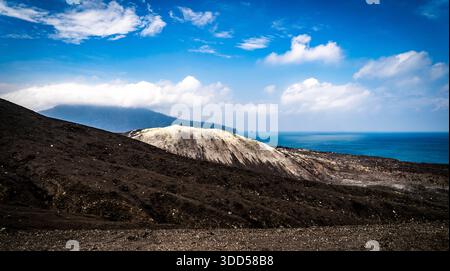 Vulkanische Landschaft mit schwarzem Sand und Blick auf das ferne Meer Stockfoto