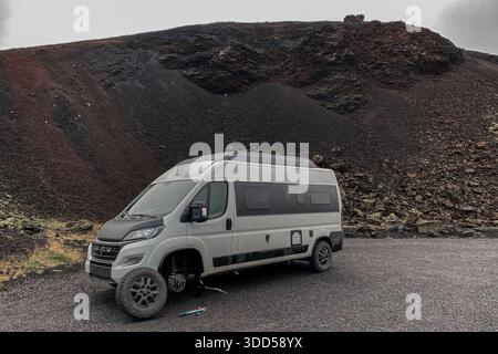 Defekter Wohnwagen, der einen Reifenwechsel in der Nähe des Saxholl-Kraters auf der Snaefellsnes-Halbinsel im Westen Islands benötigt Stockfoto