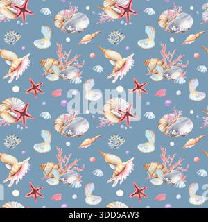 Blauer Hintergrund mit nahtlosem Muster von Muscheln, Seesternen, Murex, Perlen, Korallen, nautilus, Spiralschalen. Unterwasserwelt Clipart. Handgezogenes Wasser Stockfoto
