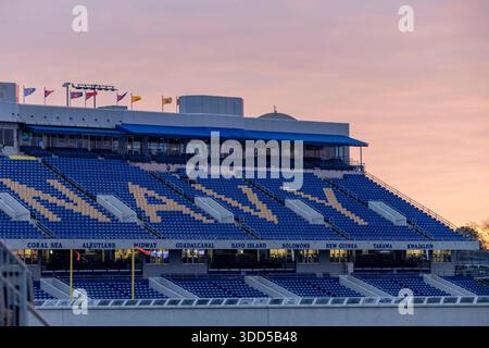 Annapolis, USA. Dezember 2025. Annapolis, MD: Sonnenaufgang über dem Navy-Marine Corps Memorial Stadium vor dem Go Bowling Military Bowl 2025 zwischen den East Carolina Pirates und den Pittsburgh Panthers am Samstag, 27. Dezember 2025. East Carolina besiegte Pittsburgh mit 23:17. (Bob Blakley/Image of Sport) Credit: Image of Sport /Alamy Live News Stockfoto