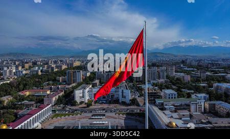 Hochwinkelblick auf den Ala-Too-Platz, das Nationalmuseum und die Kirgisische Flagge in Bischkek Stockfoto
