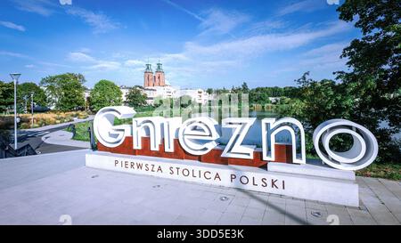 Gniezno, Polen - Gniezno Willkommensschild mit der Königlichen Kathedrale von Gniezno im Hintergrund. Stockfoto
