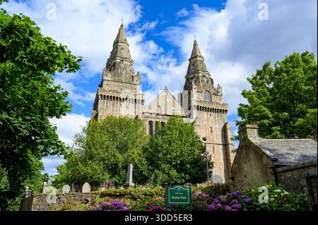 St. Machar's Cathedral im Sommer vom Seaton Public Park aus gesehen, Aberdeen, Schottland, Großbritannien Stockfoto