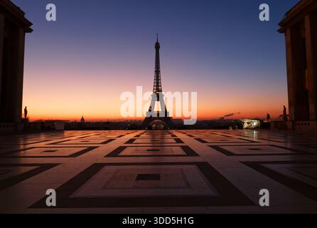 Eiffelturm bei Sonnenaufgang vom Place du Trocadero, Paris, Frankreich Stockfoto