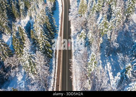 Aus der Vogelperspektive auf der Landstraße durch die schneebedeckte Landschaft. Gorski kotar, Kroatien Stockfoto