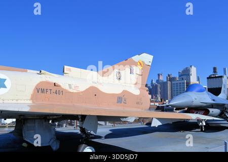 IAI Kfir C7 Jet Fighter; dieses israelische Flugzeug wurde von der USMC für die Ausbildung von Aggressoren eingesetzt. Es ist im Intrepid Museum, New York City, USA, ausgestellt Stockfoto