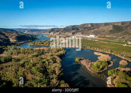Der breite Fluss schlängelt sich durch ein malerisches Tal, üppige Bäume und Felder, La Granja d'Escarp, Spanien Stockfoto