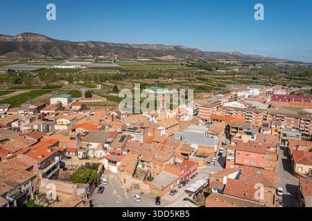 Blick aus der Vogelperspektive auf Ein rustikales Dorf mit roten Dächern, grünen Feldern und fernen Hügeln, La Granja d'Escarp, Spanien Stockfoto