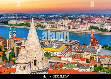 Blick auf die Skyline von oben auf das Parlamentsgebäude und die Donau, Budapest, Ungarn. Stockfoto
