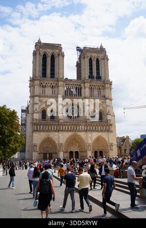 Kathedrale Notre-Dame in Paris, vom Flussufer aus zeigt die berühmte gotische Architektur mit Türmen und verzierten Mauerwerken, die zum UNESCO-Weltkulturerbe gehört Stockfoto