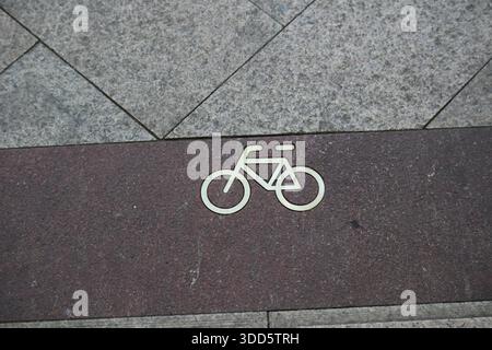 Fahrradfahrbahn Symbol auf einer Straße neben einem Bordstein gemalt Stockfoto