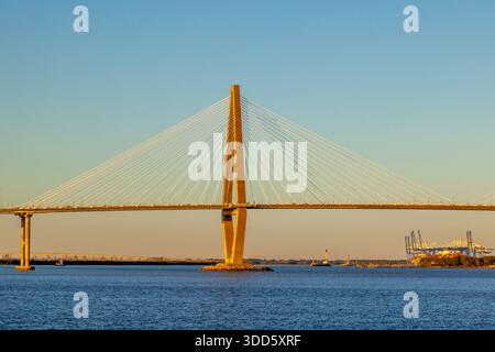 Arthur Ravenel Jr. Bridge, eine Kabelbrücke über den Cooper River in Sunset in Charleston, South Carolina, USA, am 27. Februar 2020 Stockfoto