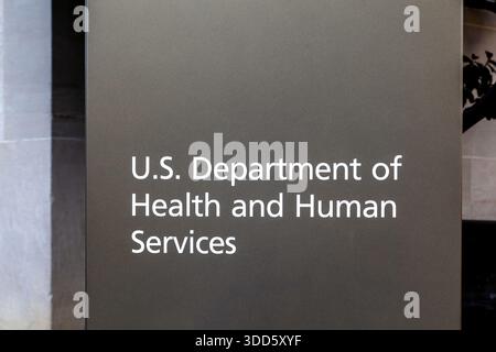 Zeichen des US-Gesundheitsministeriums und der menschlichen Dienste (HHS) am Hauptsitz in Washington, D.C. Stockfoto