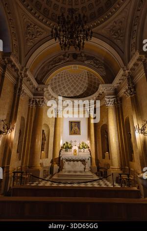Inneres der katholischen Kirche Basilika St. Katharina von Alexandria in Sankt Petersburg, Russland, 5. November 2024. Stockfoto