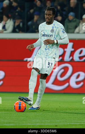 Dezember 2025; Gewiss Stadium, Bergamo, Italien, Fußball der Serie A, Atalanta gegen Inter Mailand; Yann Aurel Bisseck vom FC Inter übergibt den Ball Stockfoto