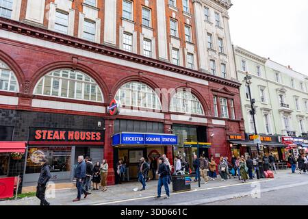 Leicester Square Station, London U-Bahn Station Eingang zur Leicester Square U-Bahn Station für öffentliche Verkehrsmittel, England, Großbritannien Stockfoto