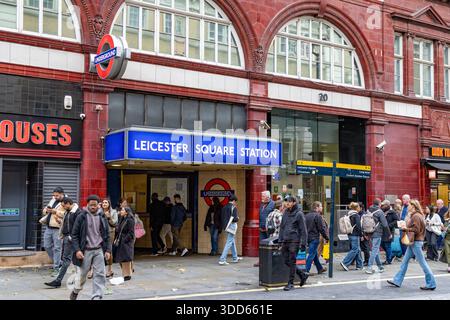 Leicester Square Station, London U-Bahn Station Eingang zur Leicester Square U-Bahn Station für öffentliche Verkehrsmittel, England, Großbritannien Stockfoto