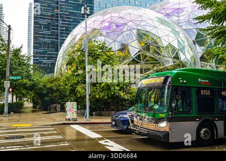 Seattle, WA, USA - 21. September 2025: Ein lebendiger Blick fängt die belebte Straße von Seattle im Sommer mit den berühmten Seattle Spheres botani ein Stockfoto