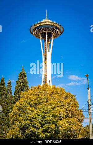 Seattle, WA, USA - 21. September 2025: Aus nächster Nähe wird der berühmte Seattle Space Needle Tower von unten erfasst und seine einzigartige Architektur betont Stockfoto