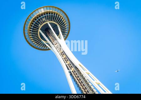 Seattle, WA, USA - 21. September 2025: Aus nächster Nähe wird der berühmte Seattle Space Needle Tower von unten erfasst und seine einzigartige Architektur betont Stockfoto