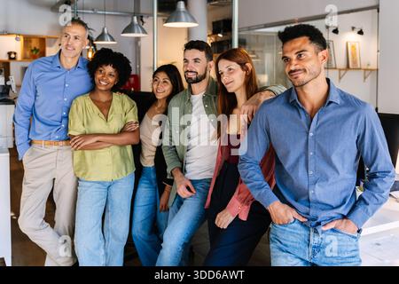 Vielfältige Geschäftsteams, die in modernen Büros zusammenarbeiten Stockfoto