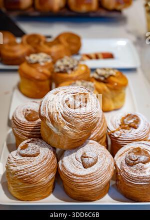 Frühstück in Frankreich, frisch gebackene Butter-Schokoladen-Croissants, Pain au Chocolat-Gebäck in der handwerklichen Bäckerei in Paris, Frankreich, Nahaufnahme, ausgestellt Stockfoto