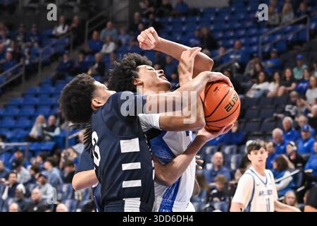 St. 28. Dezember 2025. Xavier McDowell (0) kann einen Sprungball-Anruf ziehen, während er den Ball schnappt, während Kellen Thames (0), der Wachmann von Saint Louis Billikens, in einem regulären Saisonspiel, in dem die Principia Panthers die Saint Louis Billikens besuchten, einen Schuss zu bekommen versuchte. In der Chaifetz Arena in St. Louis, MO, am Sonntag, 28. Dezember 2025 Richard Ulreich/CSM/Alamy Live News Stockfoto
