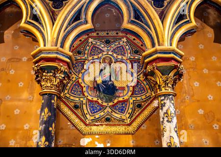 Mosaik eines Heiligen in der unteren Kapelle der Sainte-Chapelle, ein Meisterwerk strahlender gotischer Architektur in Paris, Île-de-France, Frankreich. Stockfoto
