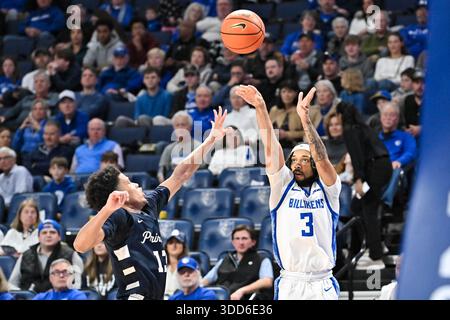 St. 28. Dezember 2025. Trey Green (3), ein dreipunktiger Schuss über den Blockversuch von Nolan Simon (13) der Principia Panthers in einem regulären Saisonspiel, bei dem die Principia Panthers die Saint Louis Billikens besuchten. In der Chaifetz Arena in St. Louis, MO, am Sonntag, 28. Dezember 2025 Richard Ulreich/CSM/Alamy Live News Stockfoto