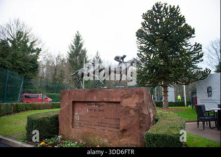 Eine Statue im Haydock Park zum Gedenken an die ersten und letzten Siege des legendären britischen Jockeys Lester Piggott. Stockfoto