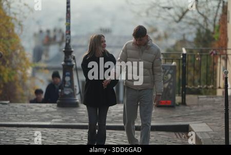 Während der Herbstsaison spaziert ein romantisches Paar Hand in Hand auf einer Kopfsteinpflasterstraße in Montmartre Paris Frankreich. Dieses Bild ist perfekt für Reisen Stockfoto