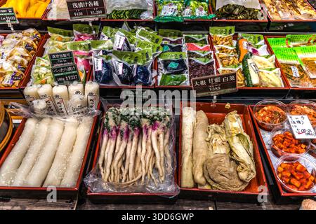 Verschiedene eingelegte Gemüsesorten werden auf einem Markt in Osaka, Präfektur Osaka, Japan, angeboten Stockfoto