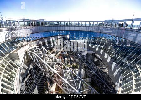 Menschen laufen auf der Stahlkonstruktion der Aussichtsplattform des Umeda Sky Building in Osaka, Japan. Das ringförmige „Floating Garden Observatory“ verbindet die beiden Türme des Gebäudes, das 1993 von Hiroshi Hara fertiggestellt wurde, in einer Höhe von 173 Metern. Stockfoto