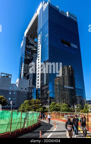 Die Leute laufen am Umeda Sky Building vorbei. Osaka, Präfektur Osaka, Japan Stockfoto