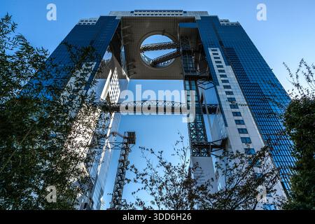 Das Umeda Sky Building ragt mit seinen Himmelsbrücken über Osaka, Japan, hinaus. Die Zwillingsürme des 173 Meter hohen Gebäudes, das 1993 vom Architekten Hiroshi Hara fertiggestellt wurde, sind im 39. Stock durch das ringförmige „Floating Garden Observatory“ miteinander verbunden. Stockfoto
